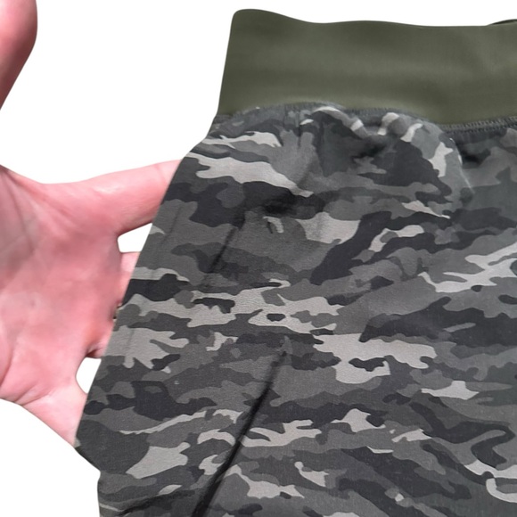 LULULEMON T.H.E Shorts 9” liner-less green camouflage elastic drawstring waist M - Picture 3 of 8